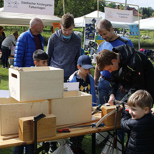 Viele Besucher an einem MINT-Stand