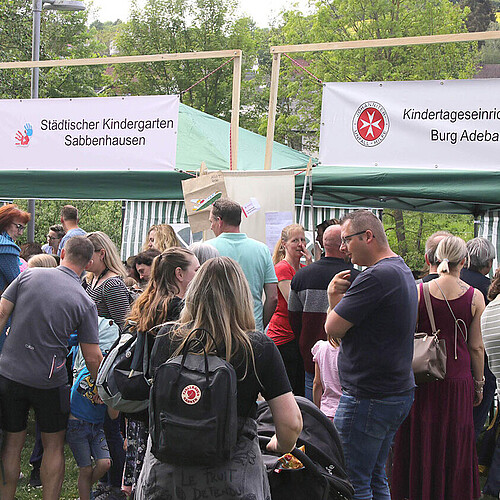 Die Präsentation findet im Emmerauenpark mit vielen Besuchern statt.